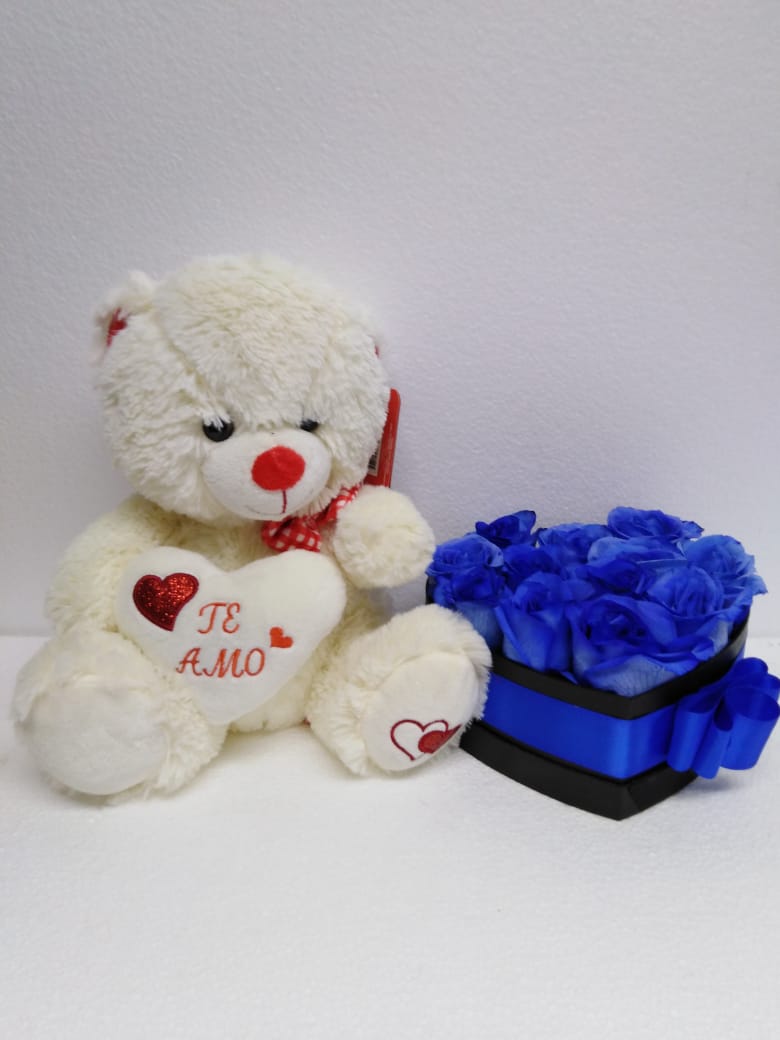 12 Rosas Azules en Caja Corazn mas Peluche con corazn de 30cm